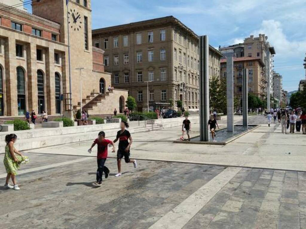 Ultimo giorno di scuola, gli studenti giocano nelle fontane di Piazza Verdi