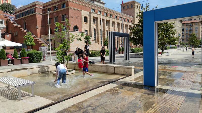 Ultimo giorno di scuola, gli studenti giocano nelle fontane di Piazza Verdi