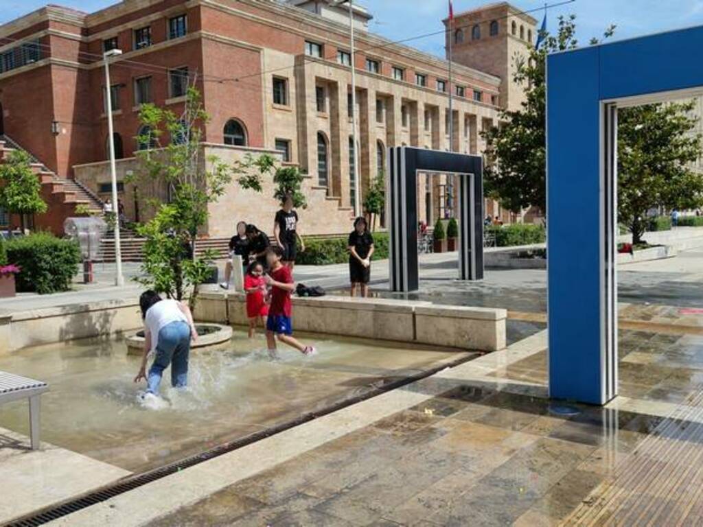 Ultimo giorno di scuola, gli studenti giocano nelle fontane di Piazza Verdi