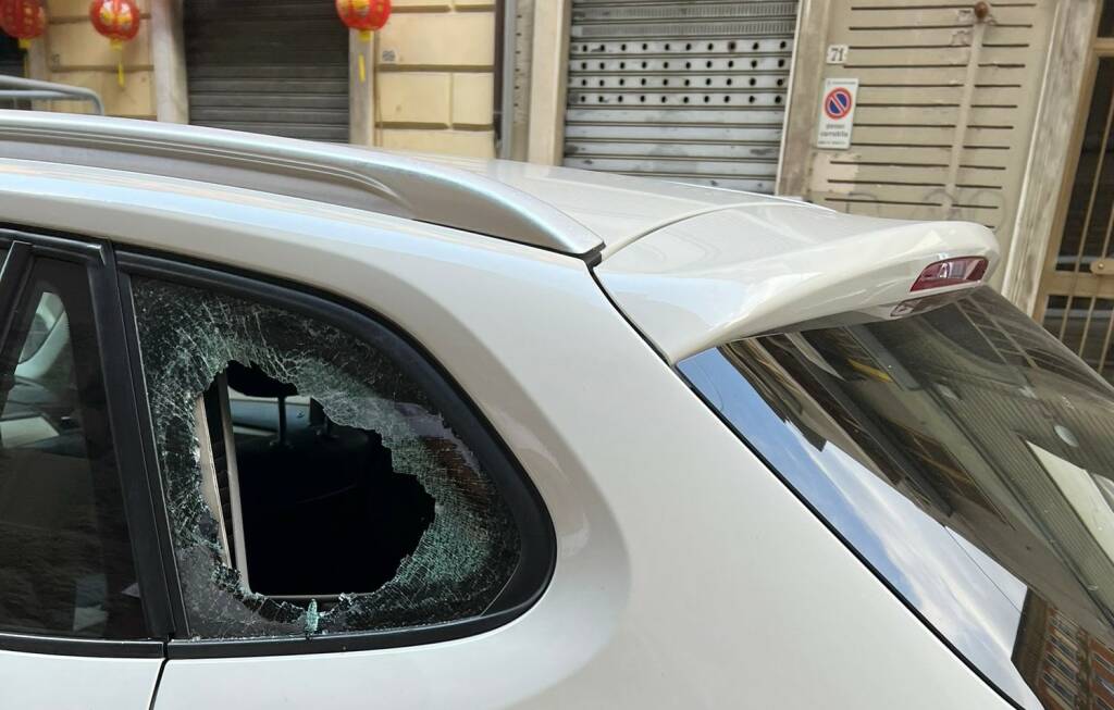 Auto con il vetro rotto nei pressi di Piazza Cavour