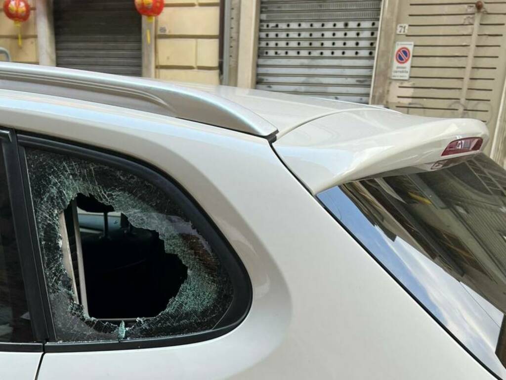 Auto con il vetro rotto nei pressi di Piazza Cavour