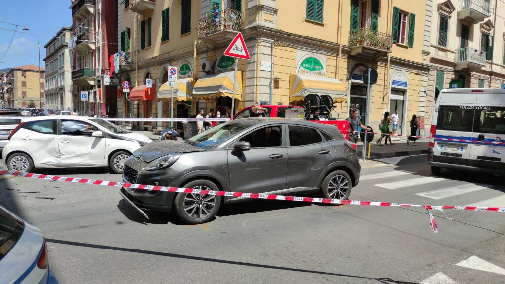 Incidente all'incrocio tra Via Nino Bixio e Via Napoli