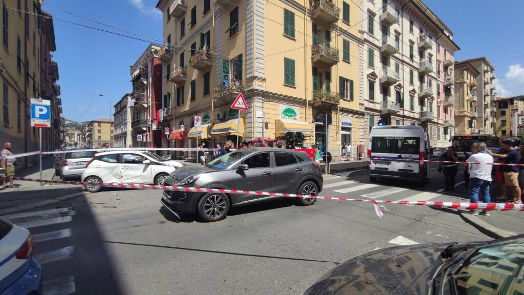 Incidente all'incrocio tra Via Nino Bixio e Via Napoli