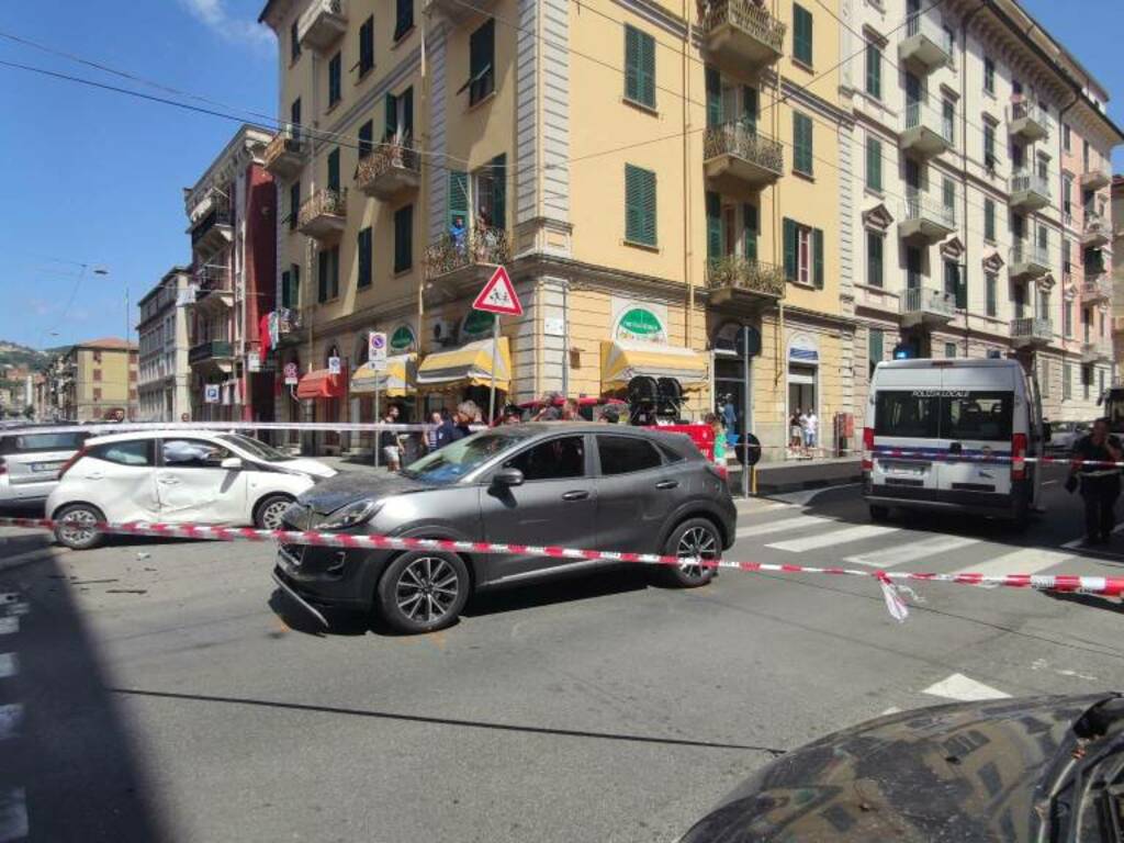 Incidente all'incrocio tra Via Nino Bixio e Via Napoli