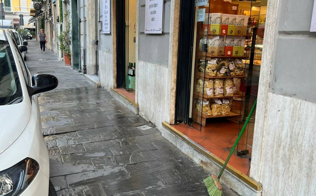 Schizzi e macchie di sangue in Piazza Cavour