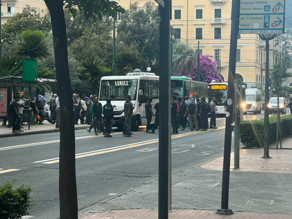 La protesta dei lavoratori in Via Chiodo