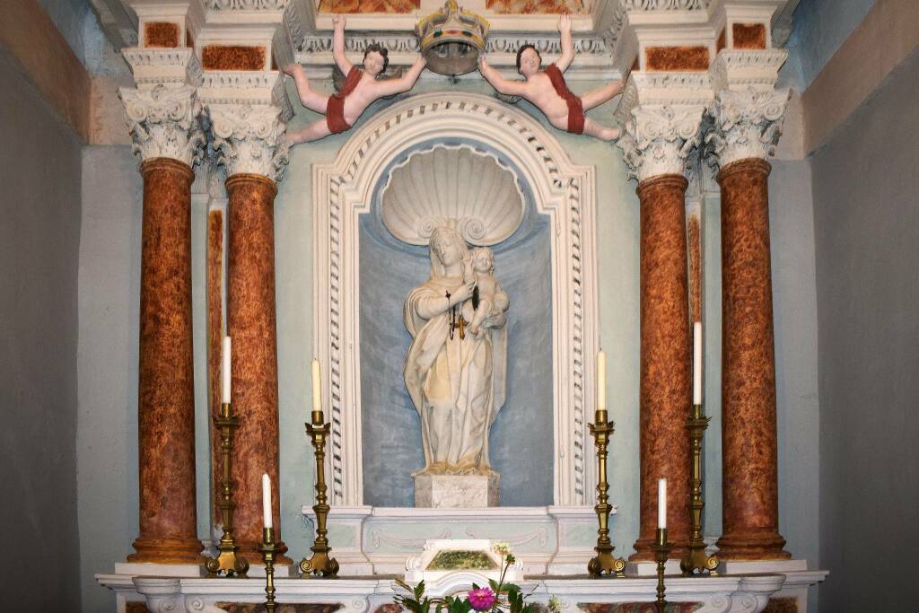 Antessio, chiesa di San Lorenzo, statua della Madonna col bambino (2020), mostra fotografica di  Giorgio Pagano "Arte, storia e natura nelle terre del Gottero", Sesta Godano, Aia della corte, 27 luglio-6 agosto 2023  