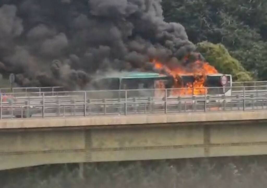 L'autobus in fiamme sul raccordo per Lerici