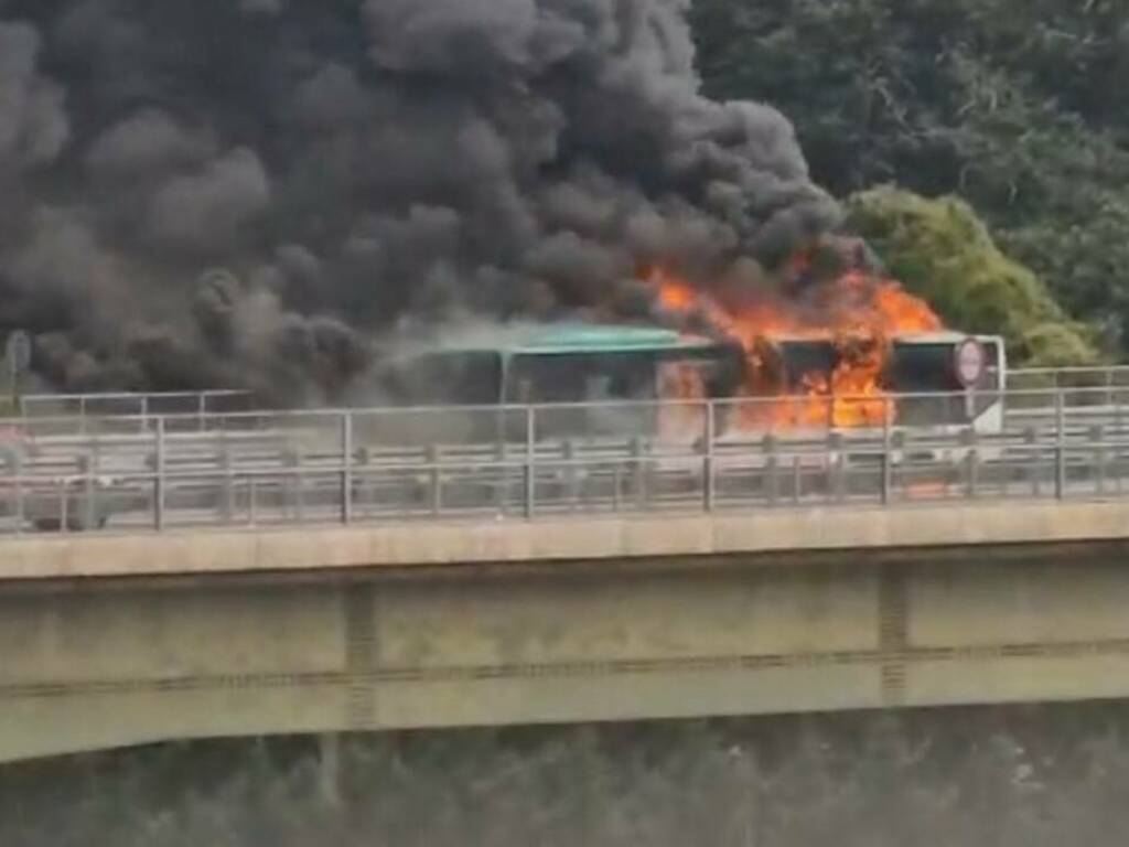 L'autobus in fiamme sul raccordo per Lerici