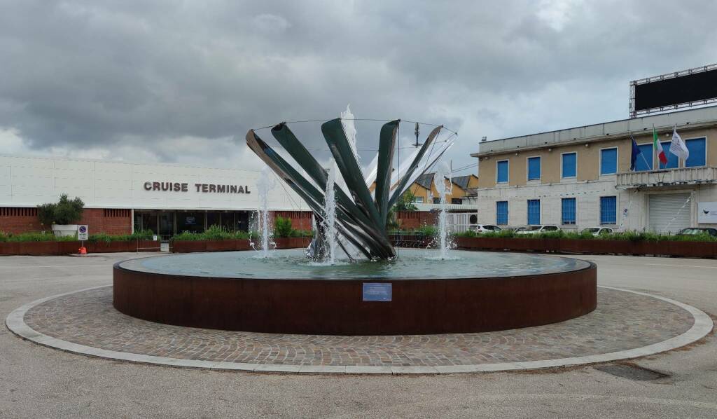 La fontana di Largo Fiorillo e il terminal crociere