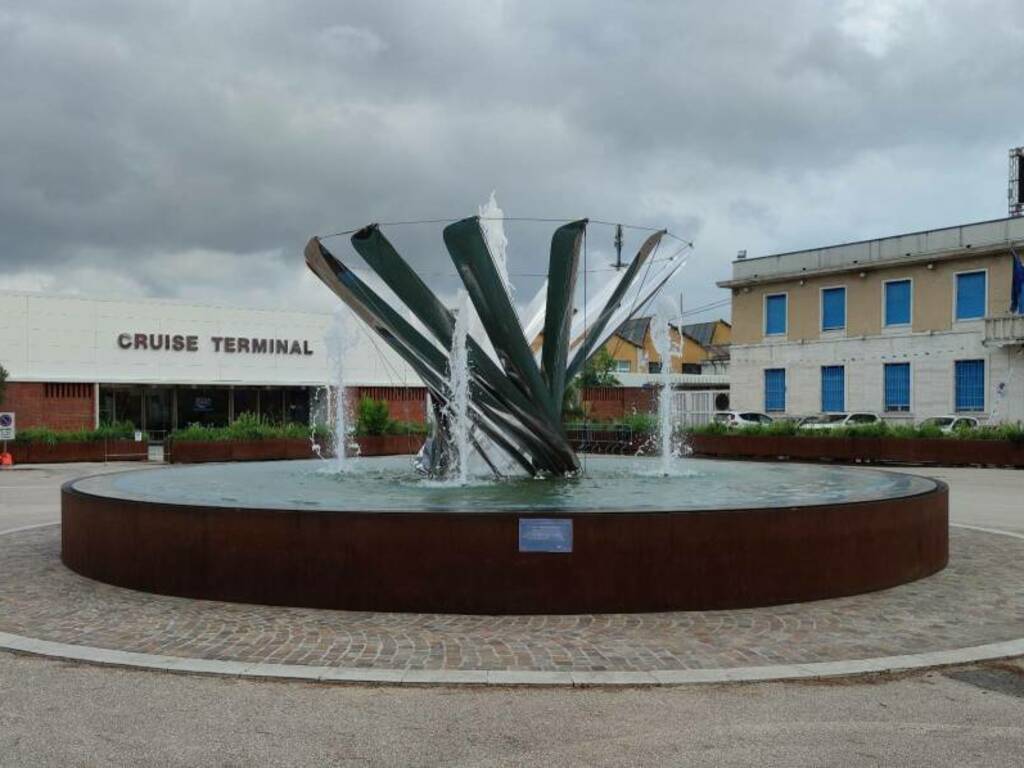 La fontana di Largo Fiorillo e il terminal crociere