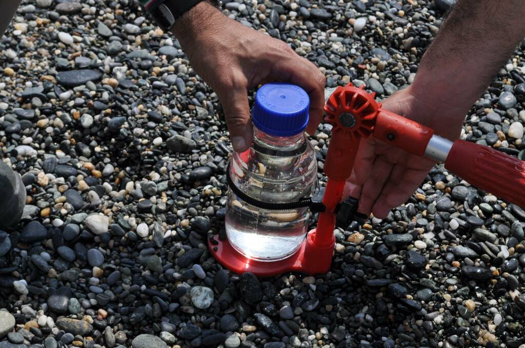 Prelievo campioni di acque marine, immagine dal sito di Arpal