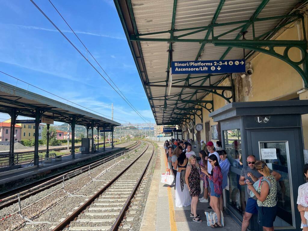 Turisti in stazione a Sarzana