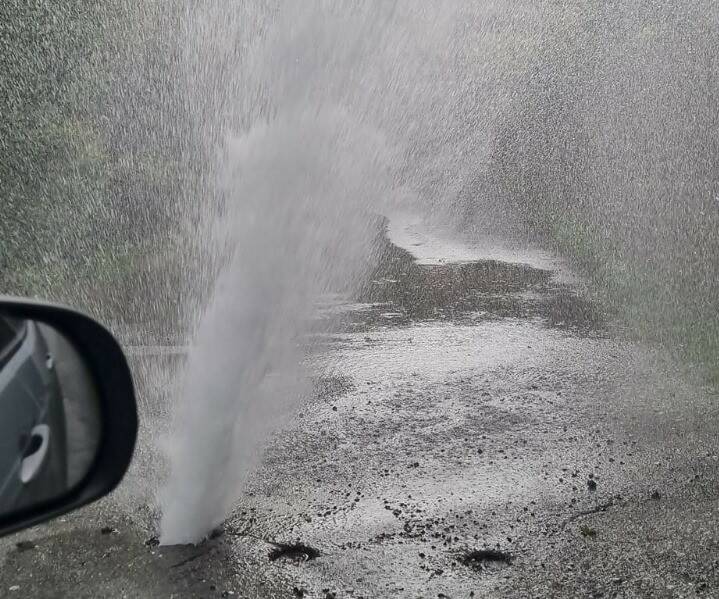 Geiser per la rottura di un tubo durante il maltempo alla Bradia