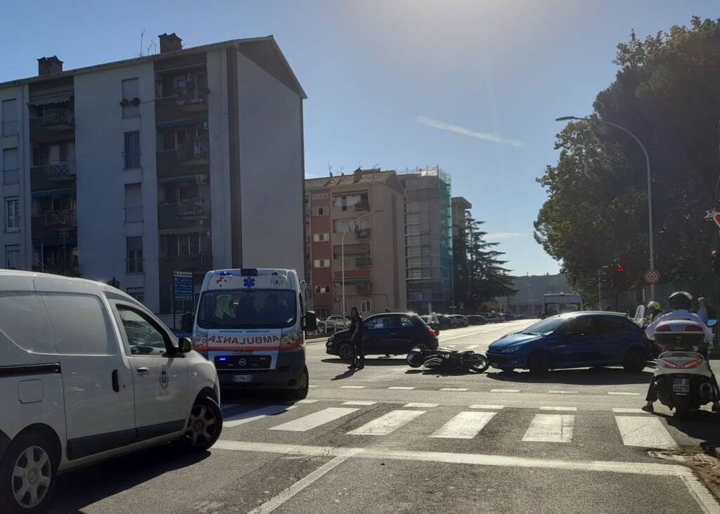 Incidente tra auto e scooter in Viale Italia