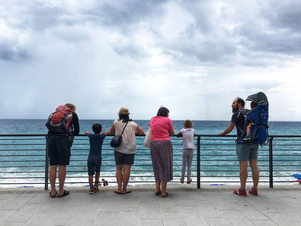 Turisti e cielo che cambia