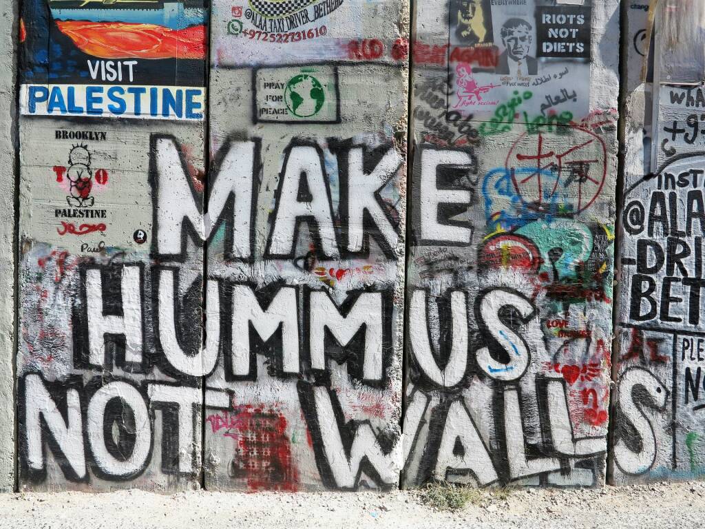 Palestina, muro di Betlemme, graffito di Banksy "Fate hummus non muri" (2018) (foto Giorgio Pagano)