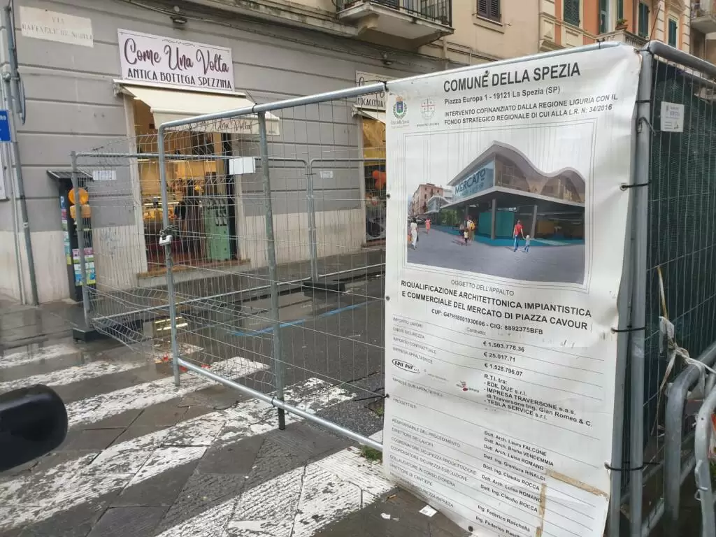 Piazza Cavour, l'acqua sgorga da una colonna e piove sui banchi. Operatori  furibondi: Servono indagini sullo svolgimento dei lavori - Città della  Spezia