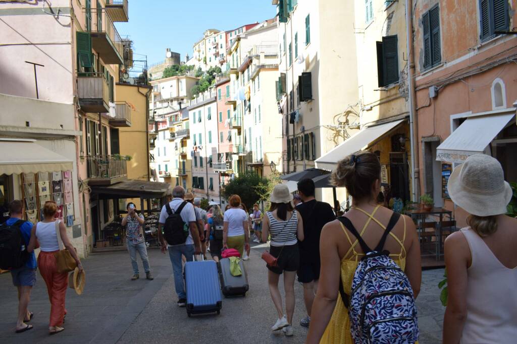 Turisti a Riomaggiore d'autunno