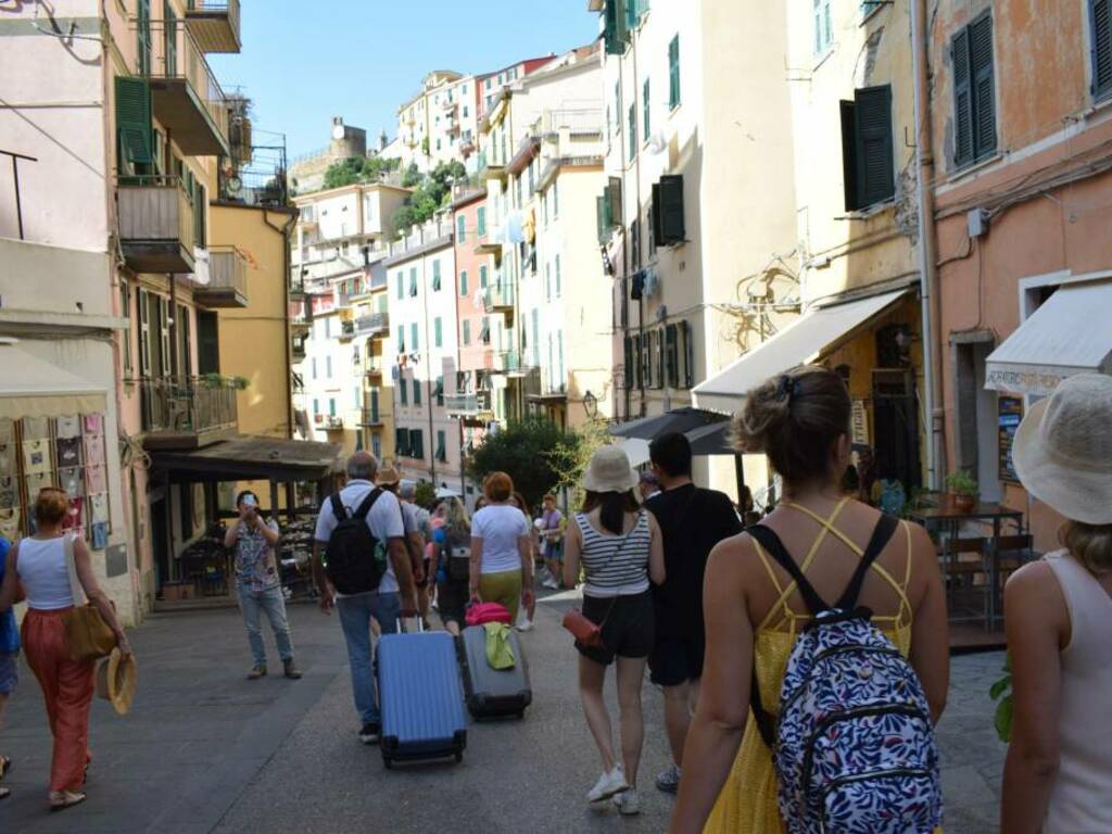 Turisti a Riomaggiore d'autunno