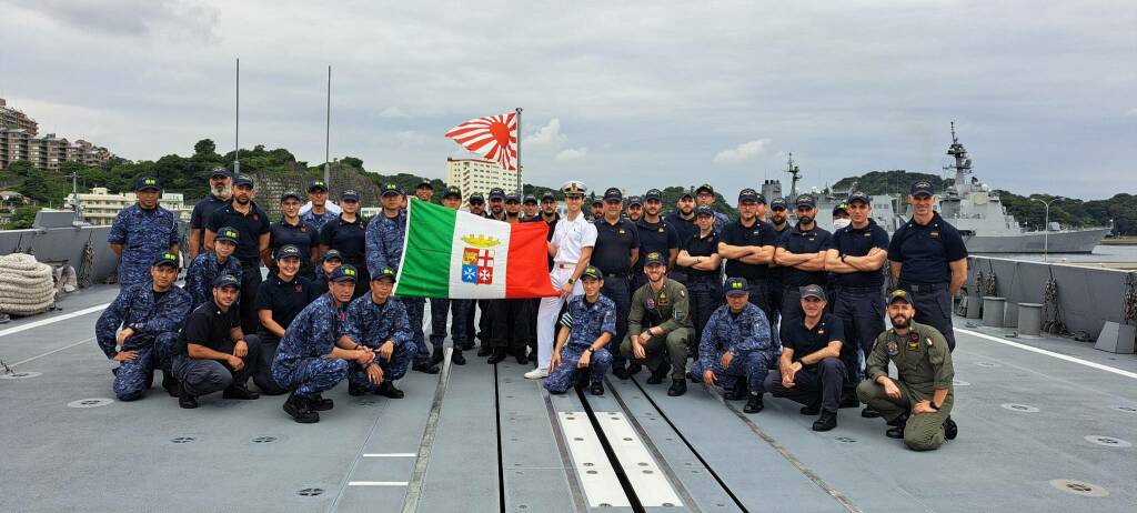 Visita delegazione giapponese su Nave Morosini (ph Marina Militare)