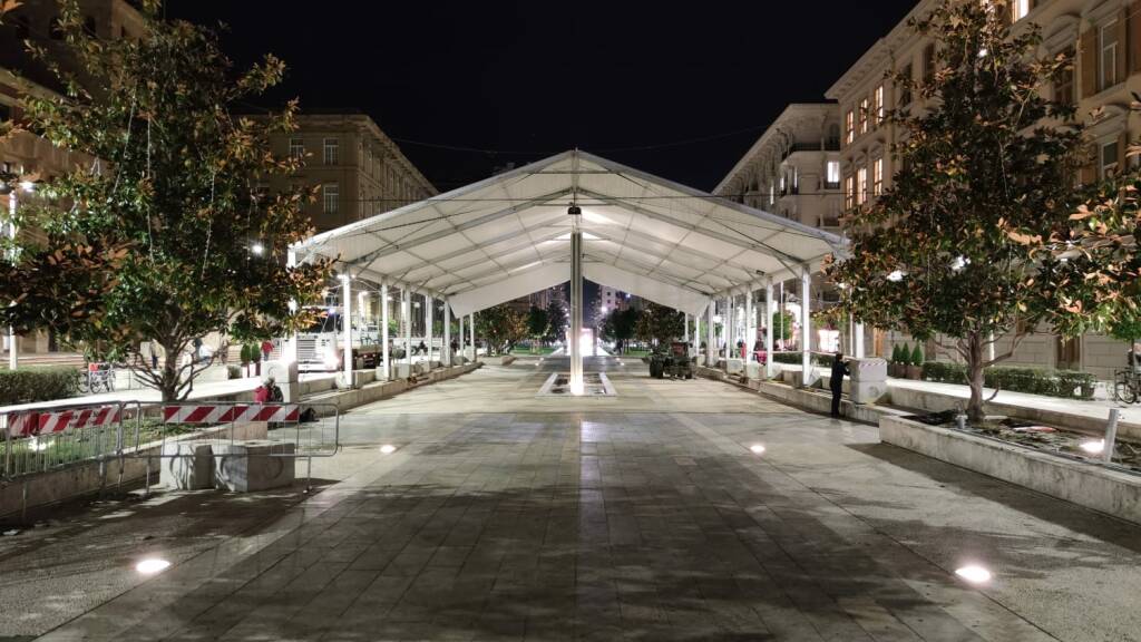 Allestimento pista del ghiacchio Piazza Verdi