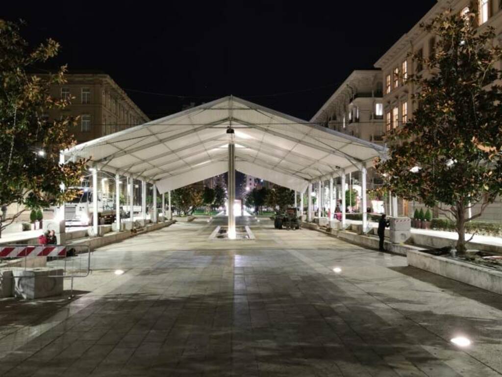 Allestimento pista del ghiacchio Piazza Verdi