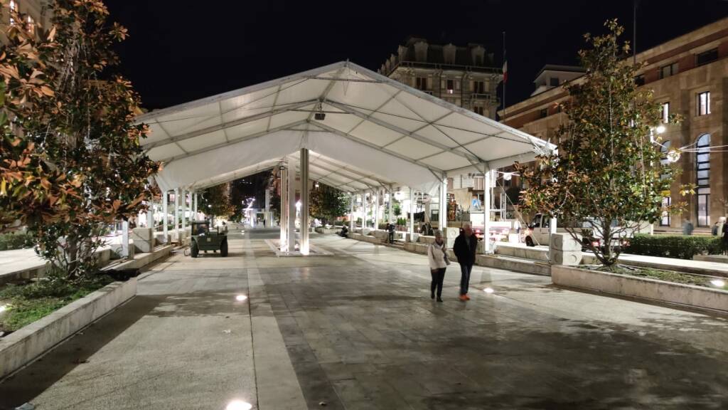 Allestimento pista del ghiacchio Piazza Verdi