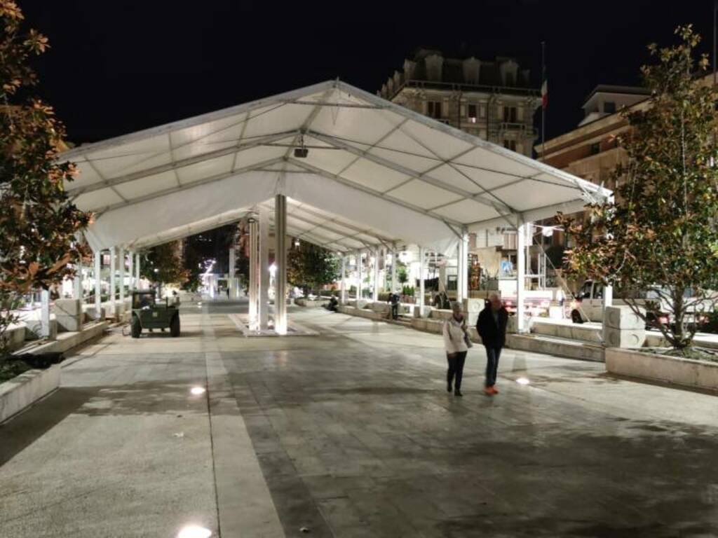 Allestimento pista del ghiacchio Piazza Verdi