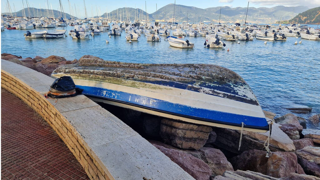 Barca sugli scogli dopo la mareggiata a Lerici