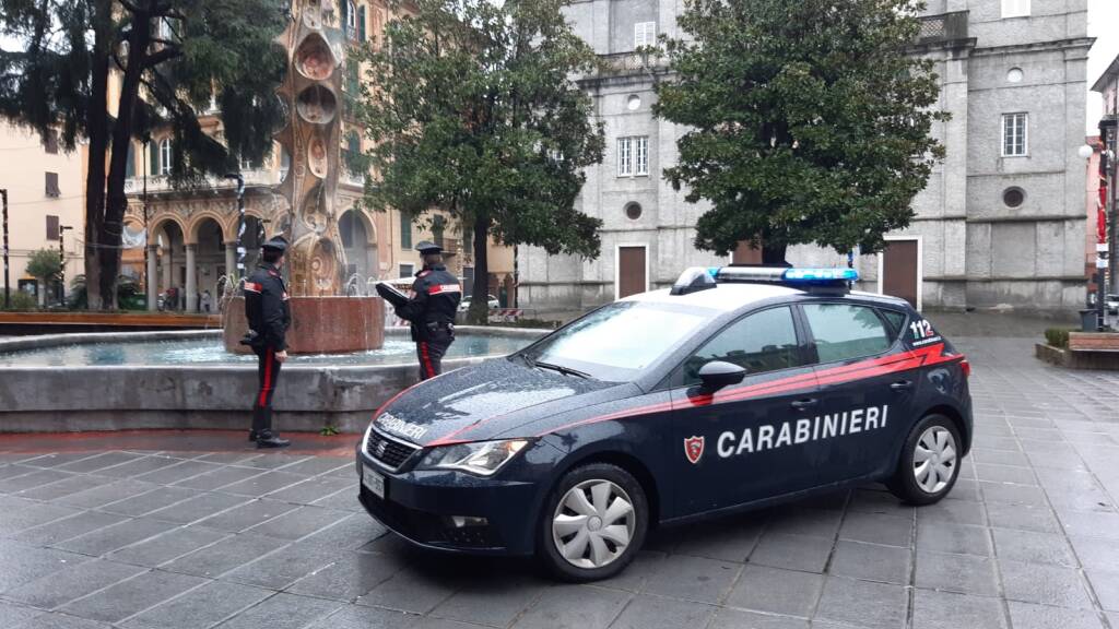 Carabinieri in piazza Brin