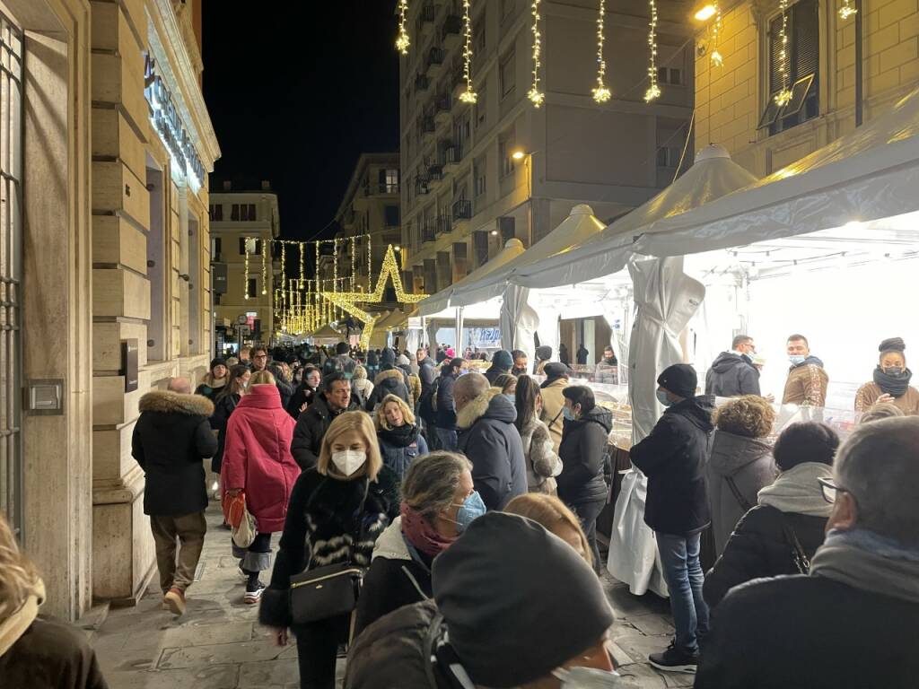 Gente in Corso Cavour per "Sapori e Mestieri"