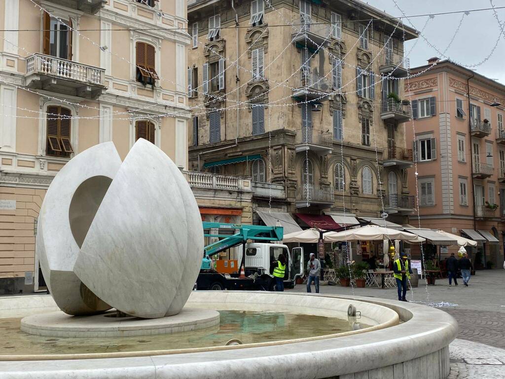 Installazione delle luminarie in Piazza Garibaldi