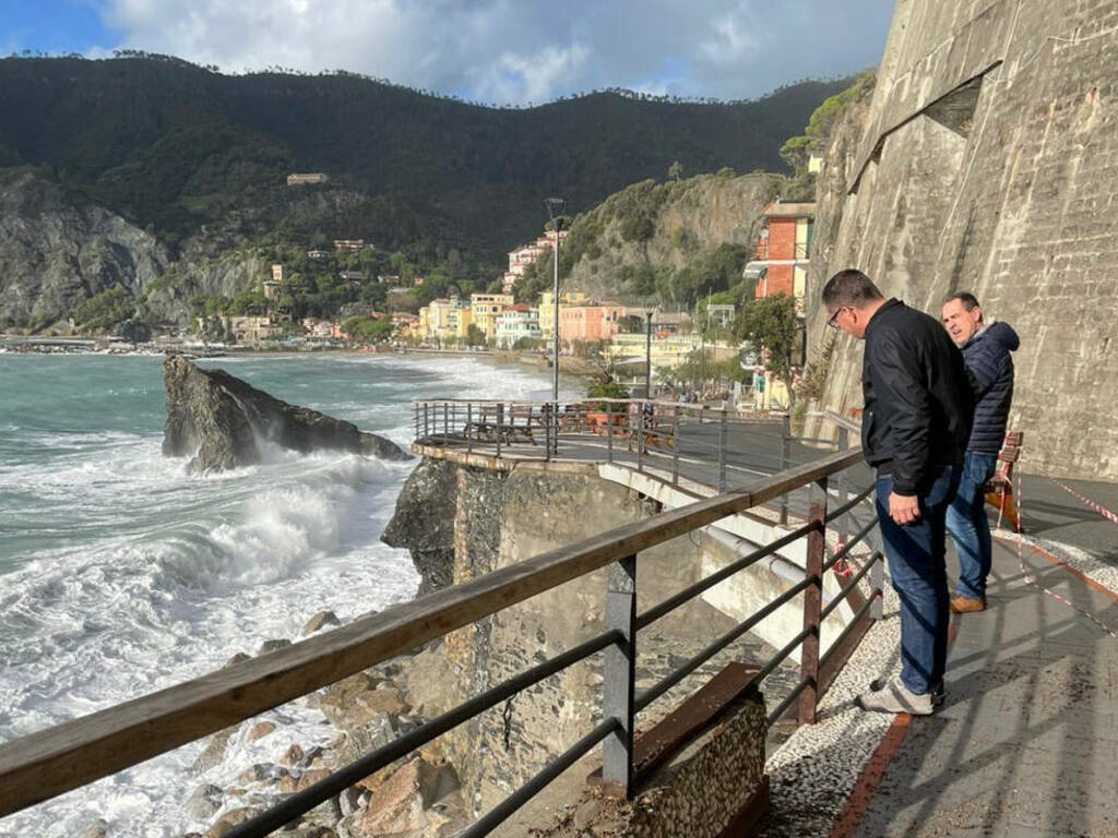 Monterosso, dopo la mareggiata è l'ora della conta dei danni