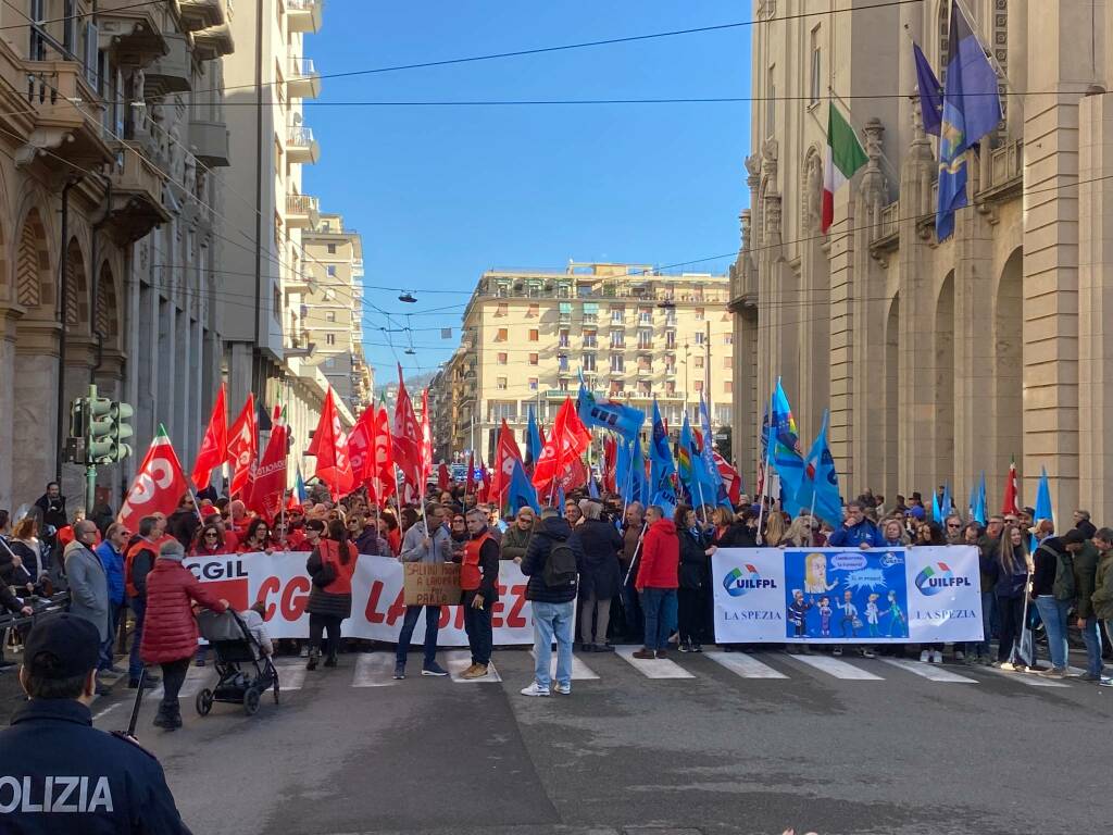 Sciopero generale: Cgil, Uil e studenti in piazza