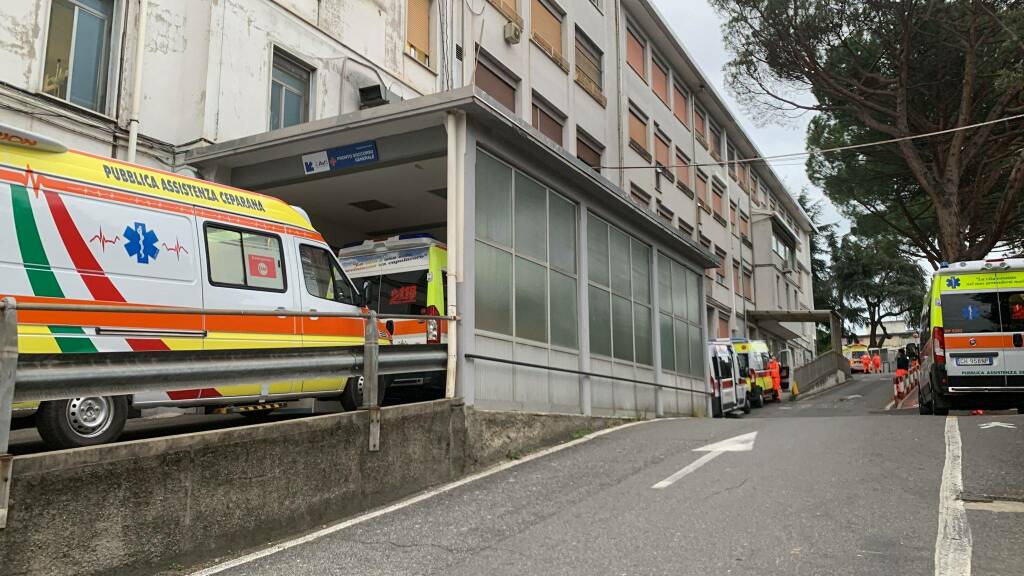 Ambulanze in coda al Pronto soccorso