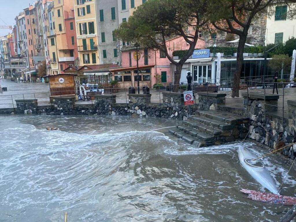 La mareggiata colpisce le coste spezzine