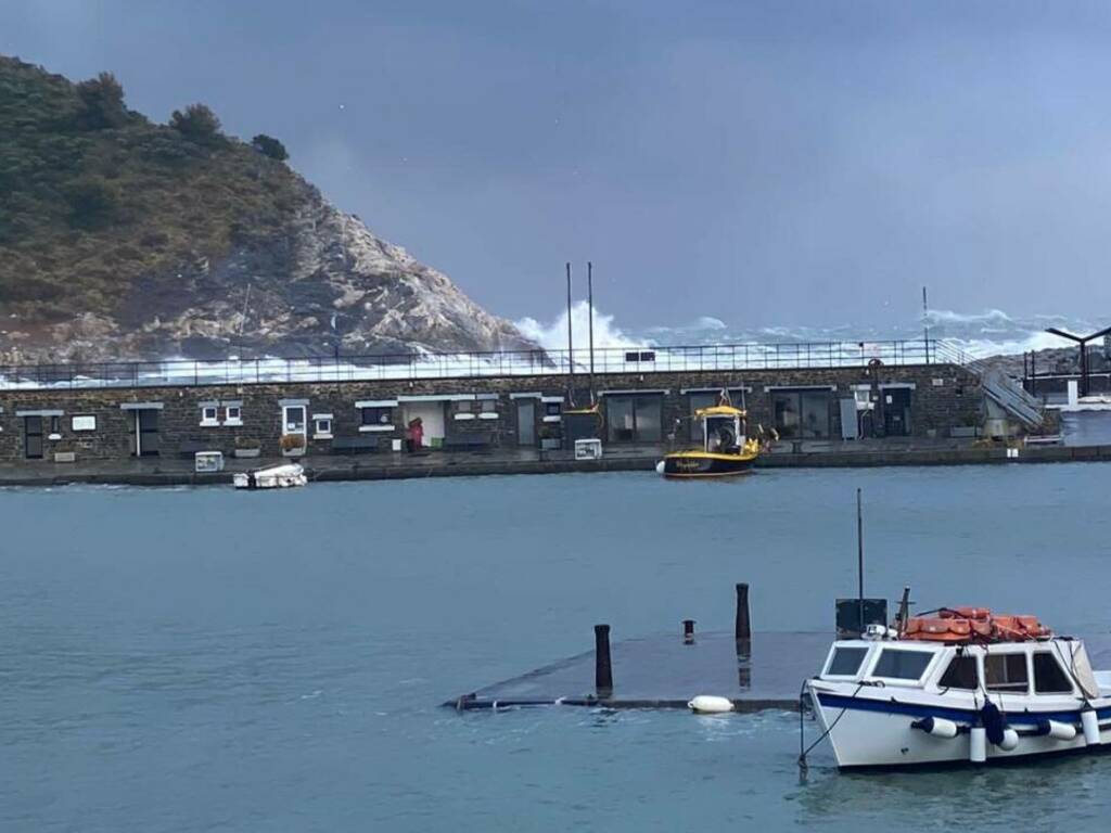 La mareggiata colpisce le coste spezzine