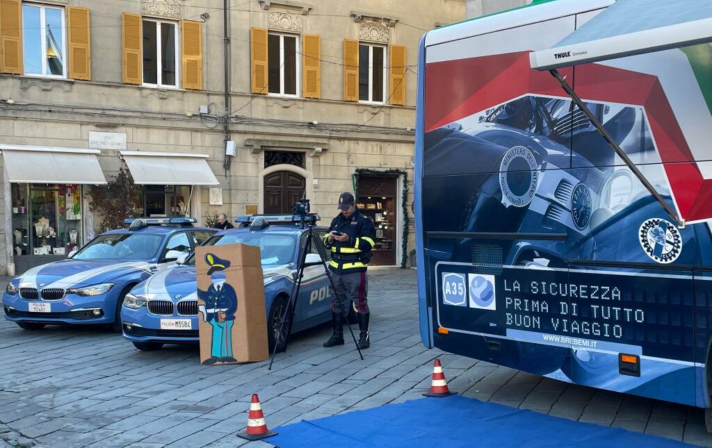 Pullman azzurro Polizia di Stato stradale