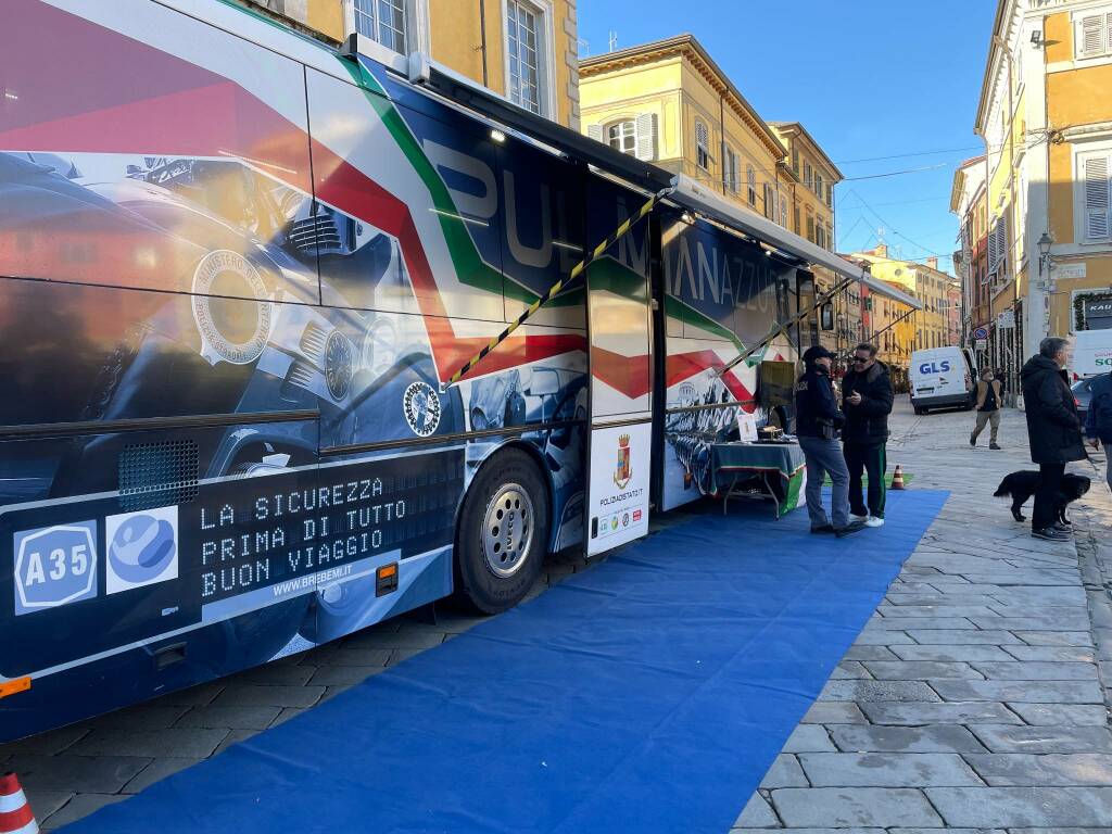 Pullman azzurro Polizia di Stato Stradale