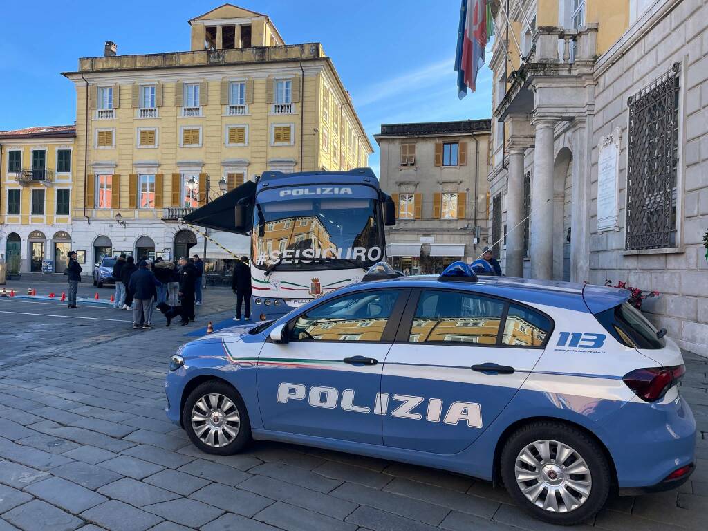 Pullman azzurro Polizia di Stato Stradale