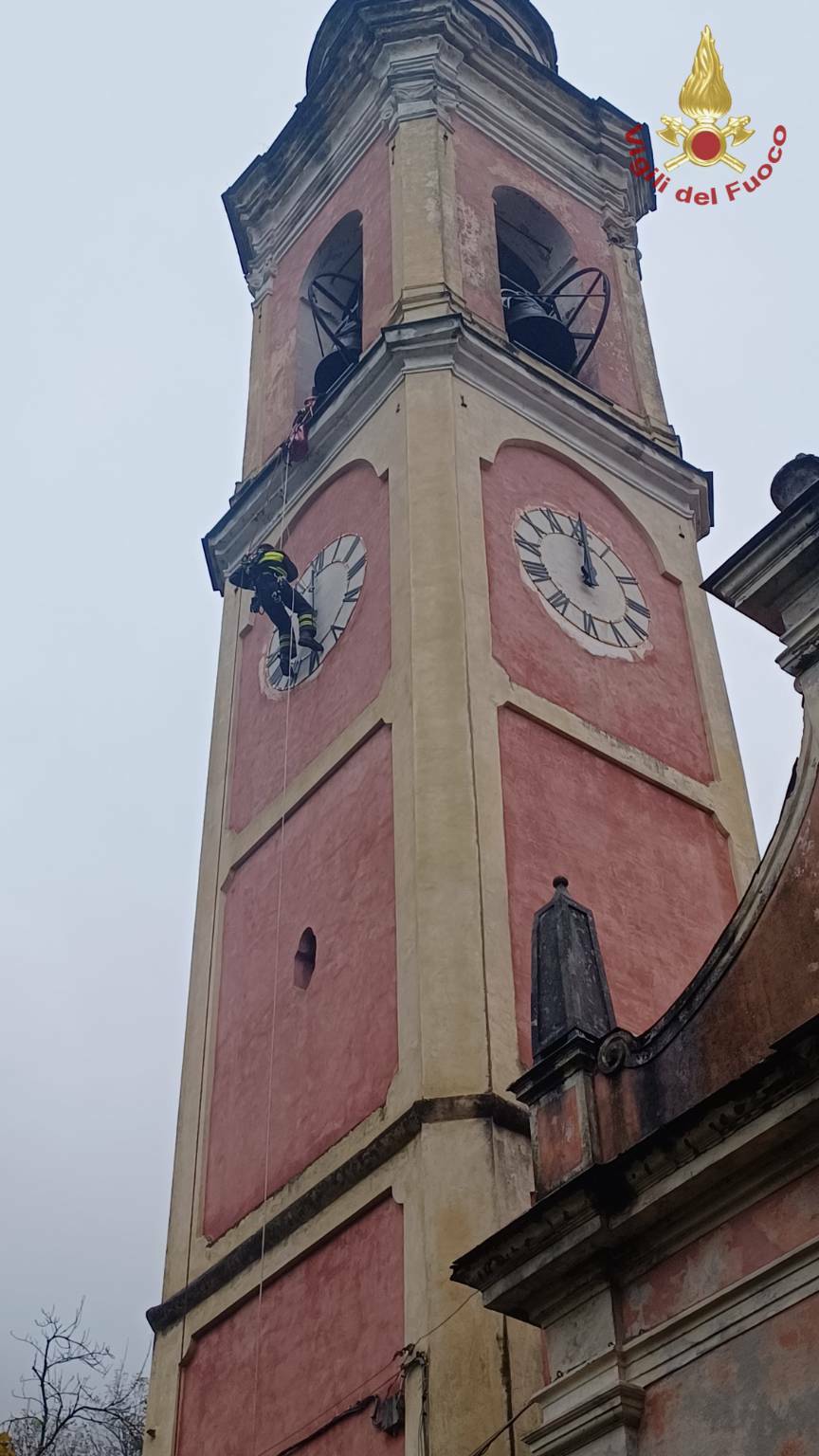 Vigili del fuoco intervengono al campanile della chiesa di Rio