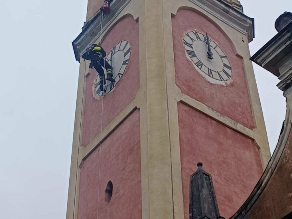 Vigili del fuoco intervengono al campanile della chiesa di Rio