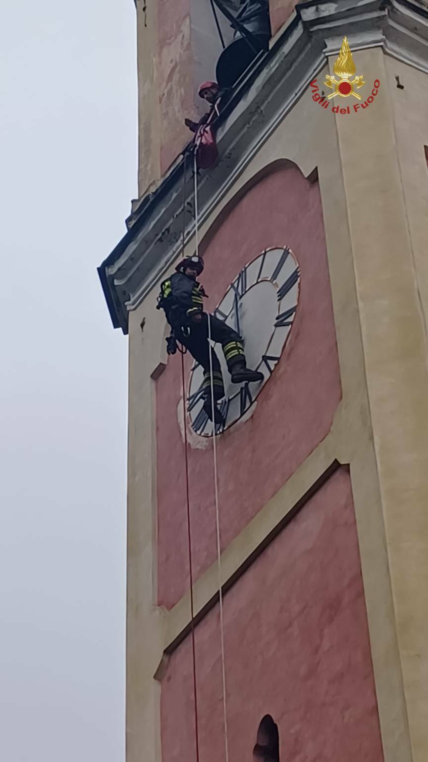 Vigili del fuoco intervengono al campanile della chiesa di Rio