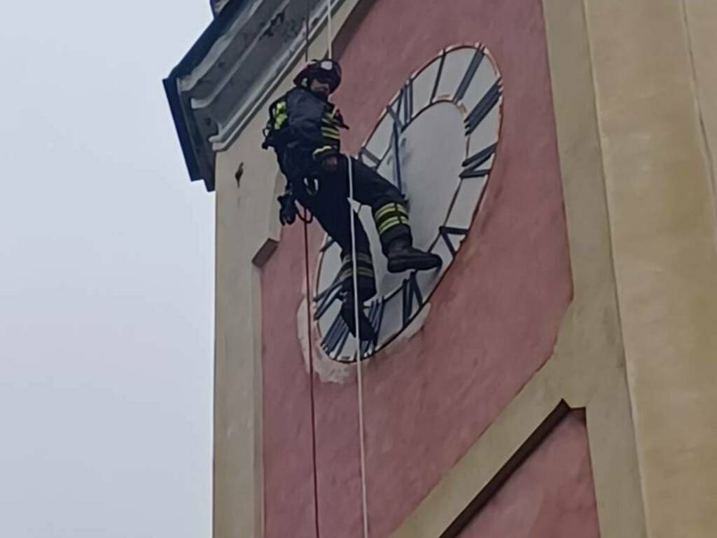 Vigili del fuoco intervengono al campanile della chiesa di Rio