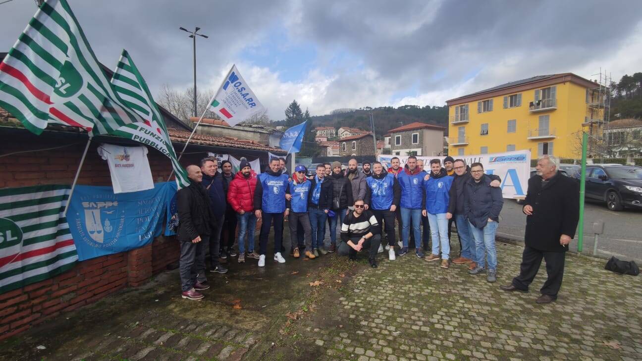 I sindacati della Polizia penitenziaria manifestano davanti alla casa circondariale