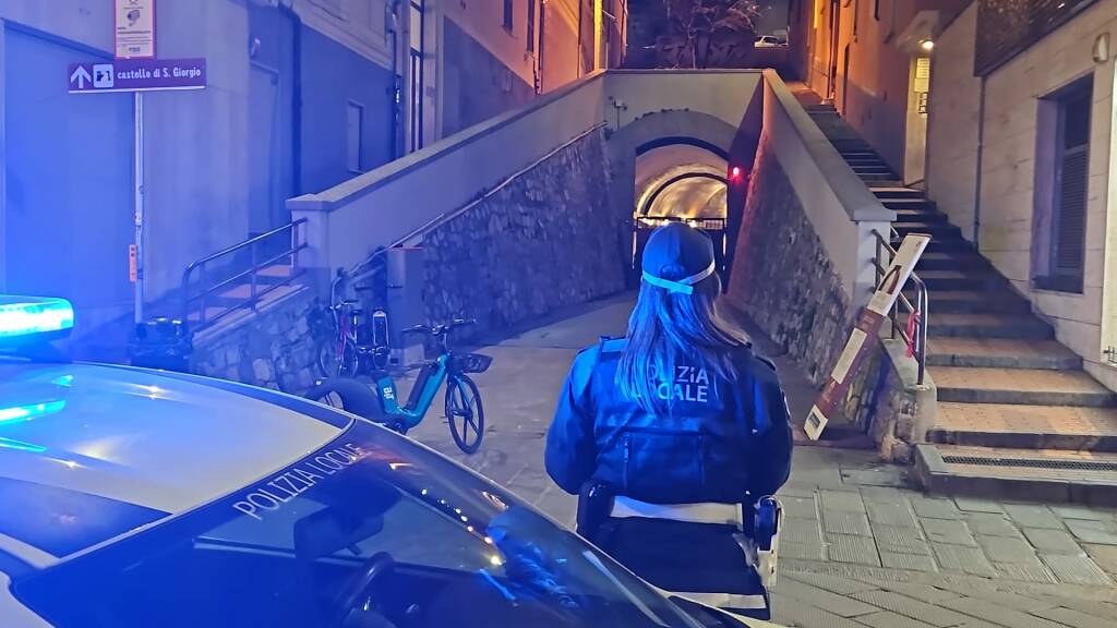 Polizia locale davanti al rifugio antiaereo Sella