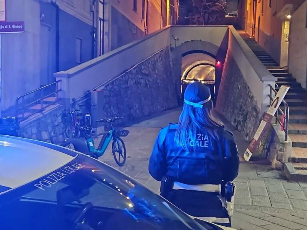 Polizia locale davanti al rifugio antiaereo Sella