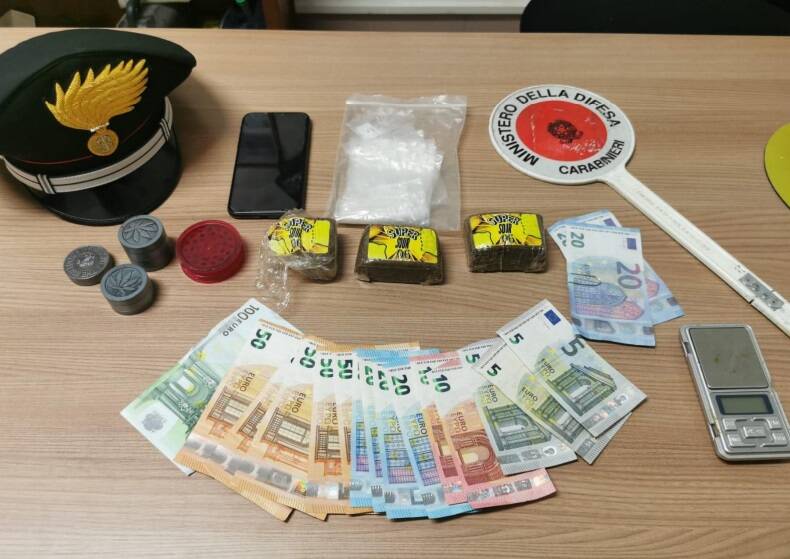 Sequestro droga e banconote  Carabinieri