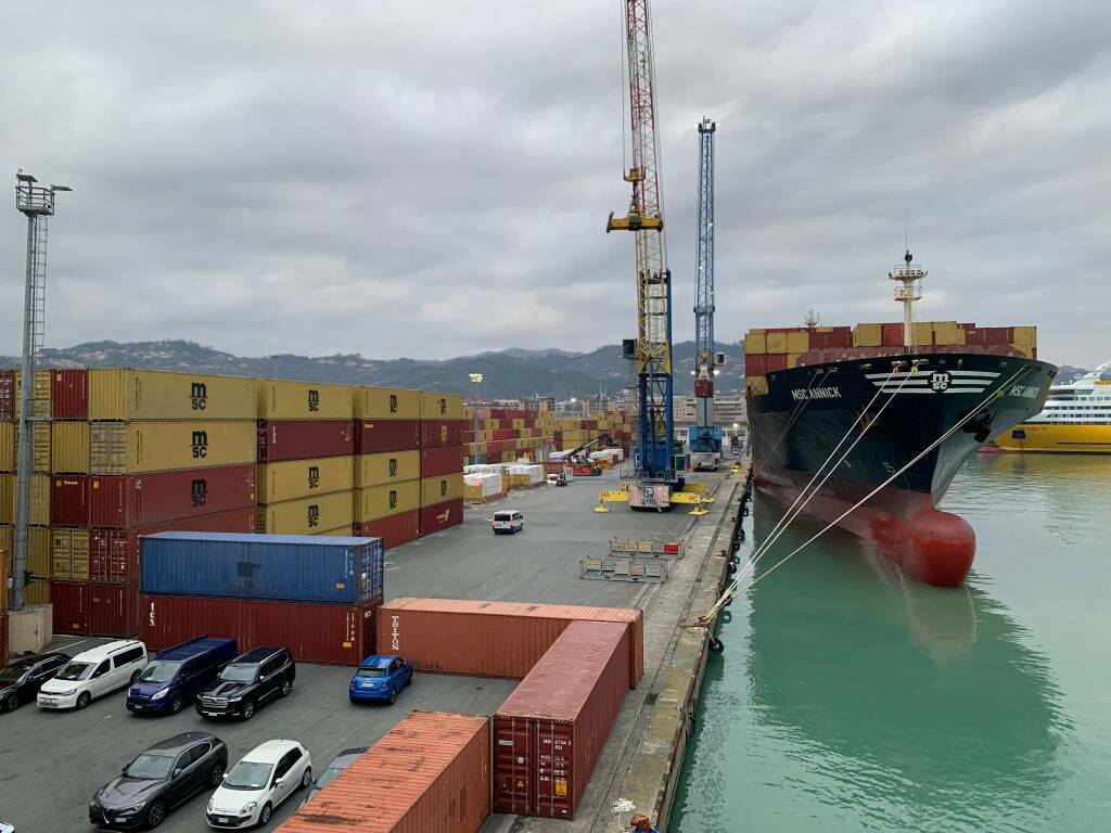 Molo Garibaldi, porto, container, gru